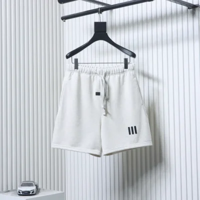 FOG FEAR OF GOD ESSENTIALS Kollaboration High Street Shorts mit drei Streifen Silikonprint
