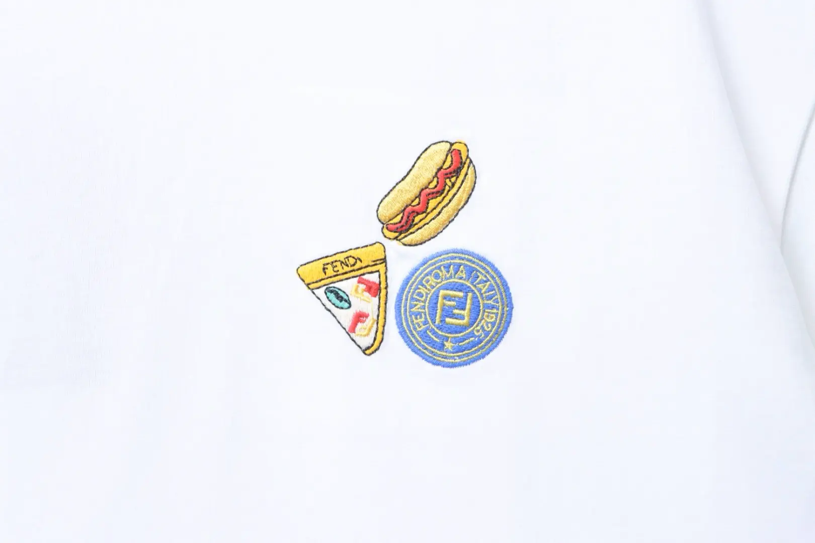 Fendilicious Pizza Muster Besticktes Kurzarm-T-Shirt – Bild 9