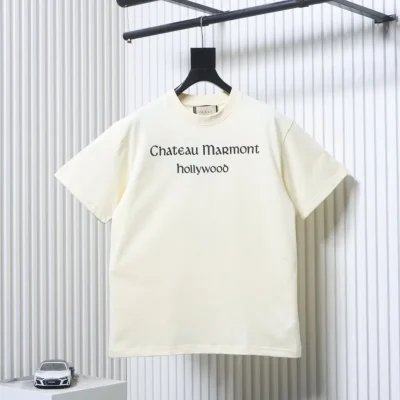 Gucci florales Buchstaben-Print T-Shirt Vorderansicht auf Kleiderbügel