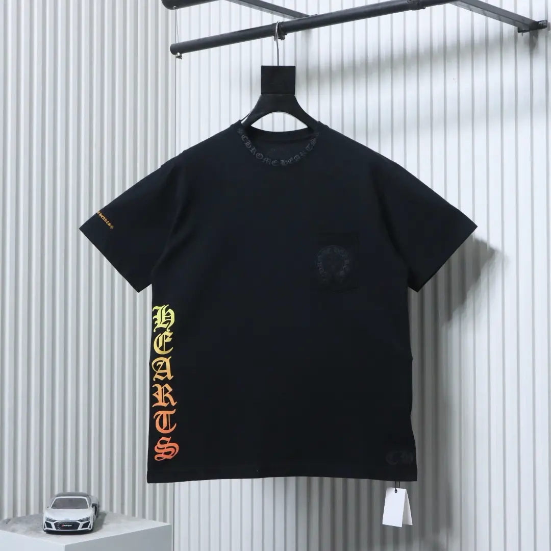 Gelbes Kurzarm-T-Shirt mit Sanskrit-Print