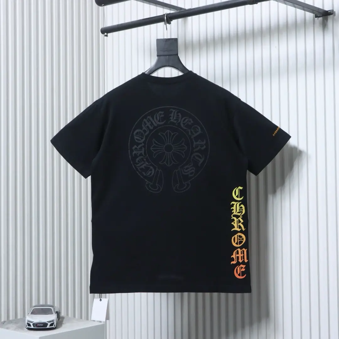 Gelbes Kurzarm-T-Shirt mit Sanskrit-Print – Bild 2