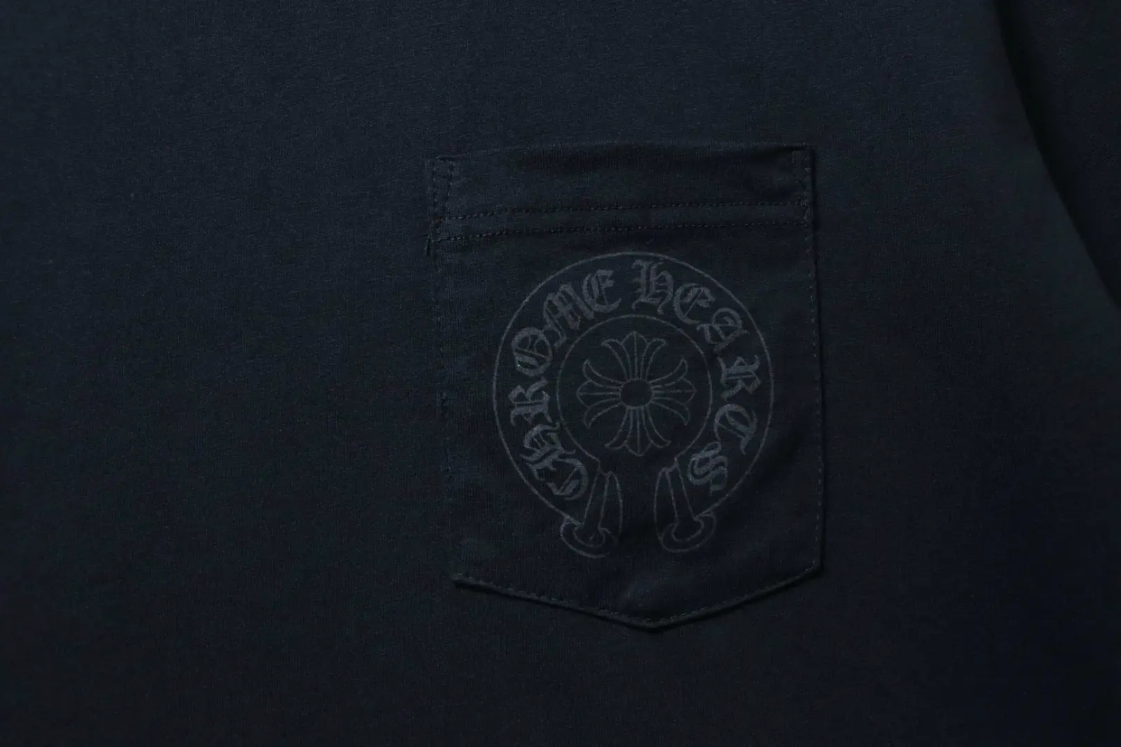 Gelbes Kurzarm-T-Shirt mit Sanskrit-Print – Bild 5