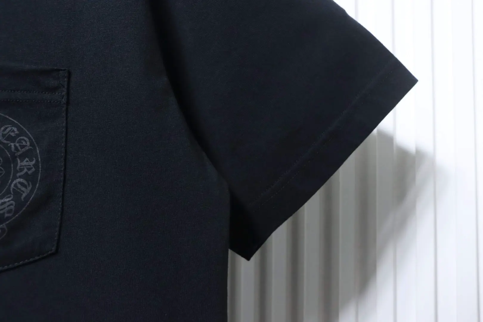 Gelbes Kurzarm-T-Shirt mit Sanskrit-Print – Bild 6