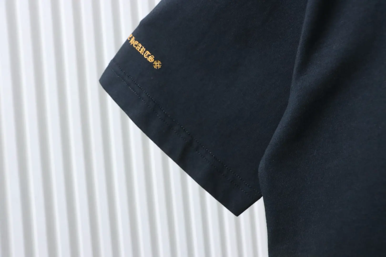 Gelbes Kurzarm-T-Shirt mit Sanskrit-Print – Bild 7