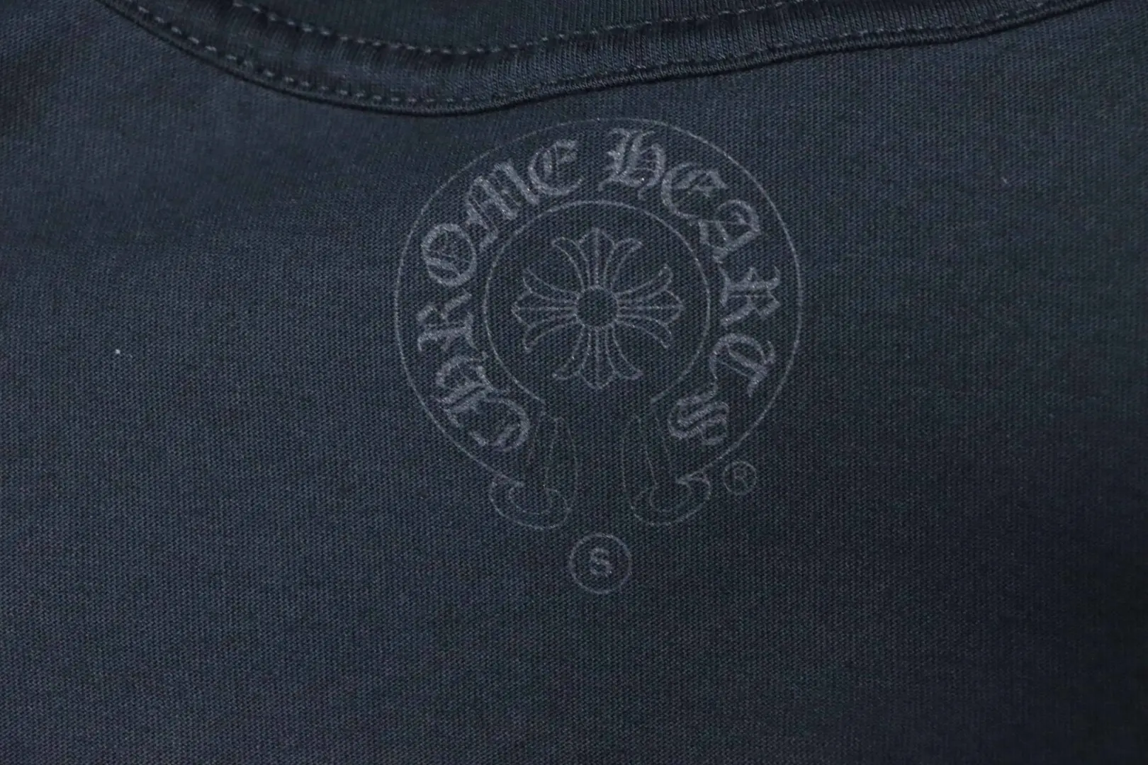 Gelbes Kurzarm-T-Shirt mit Sanskrit-Print – Bild 8