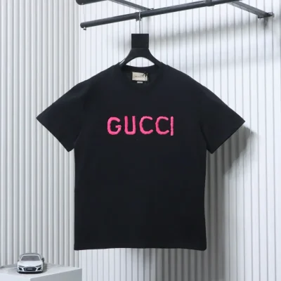 Gucci Kurzarm-Top in Rosa mit gesticktem Buchstaben-Logo