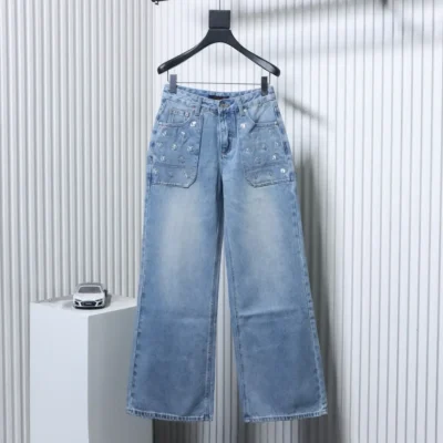 Hellblaue Jeans mit geradem Bein und silbernem Allover-Logo-Print