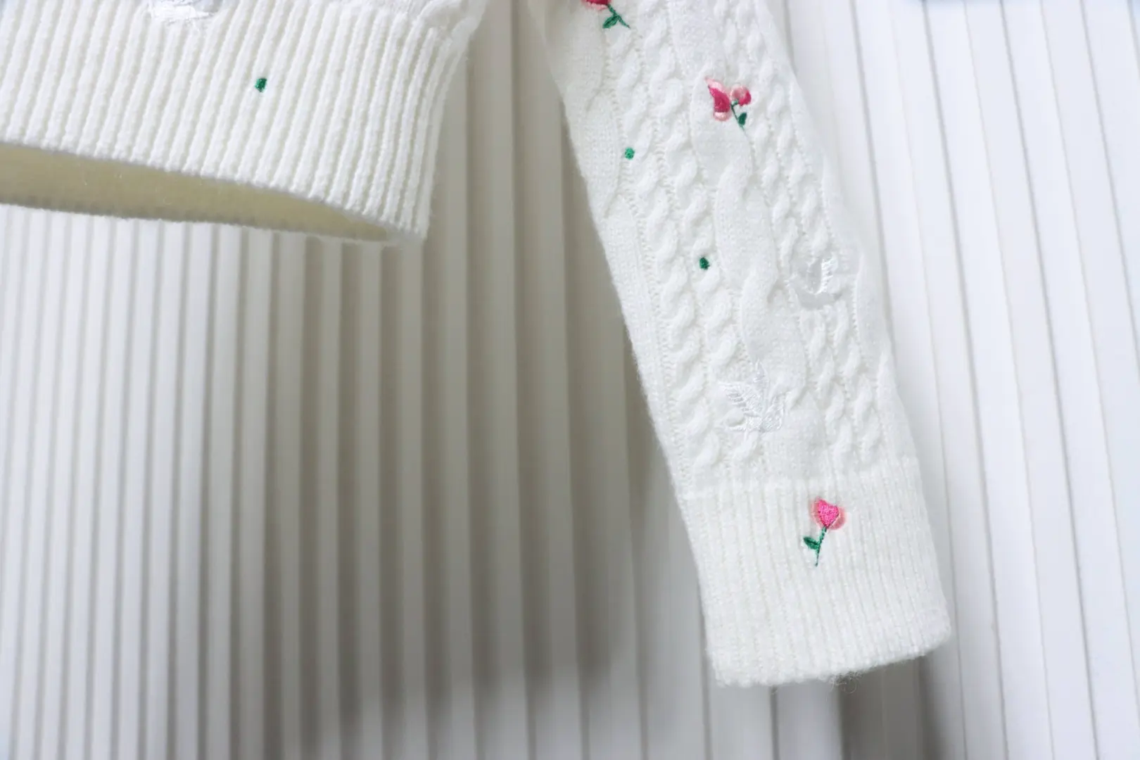 Kaschmir-Cardigan mit Rosen- und Taubenstickerei – Bild 7