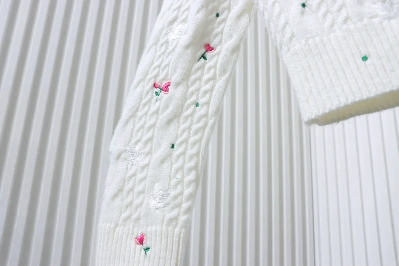 Kaschmir-Cardigan mit Rosen- und Taubenstickerei – Bild 8