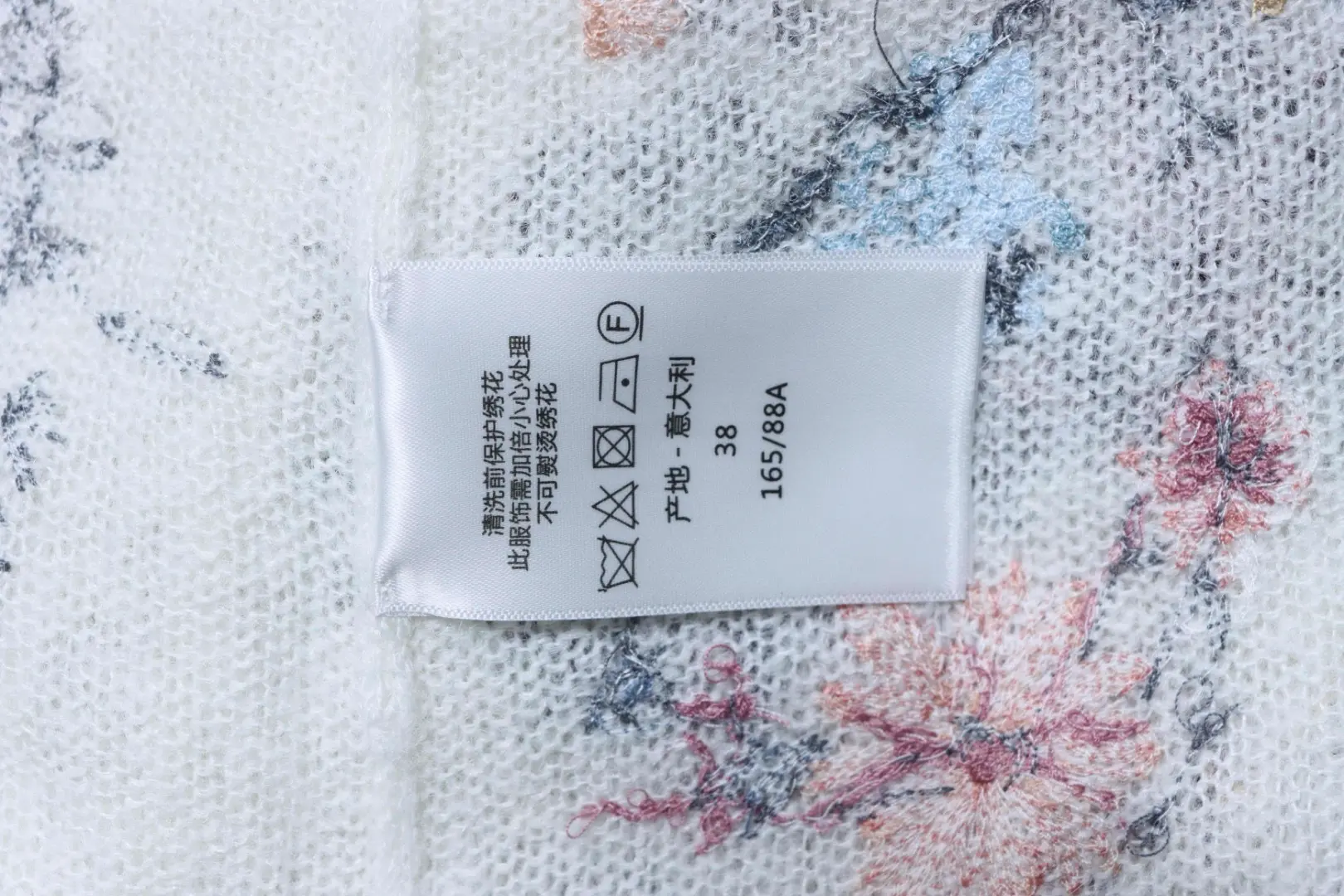 Kaschmirpullover mit floraler Stickerei im Tusche-Stil – Bild 10