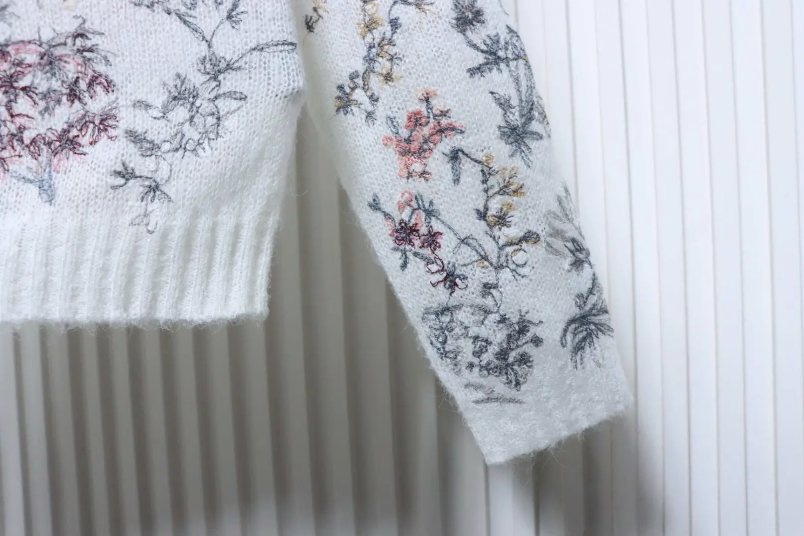 Kaschmirpullover mit floraler Stickerei im Tusche-Stil – Bild 6