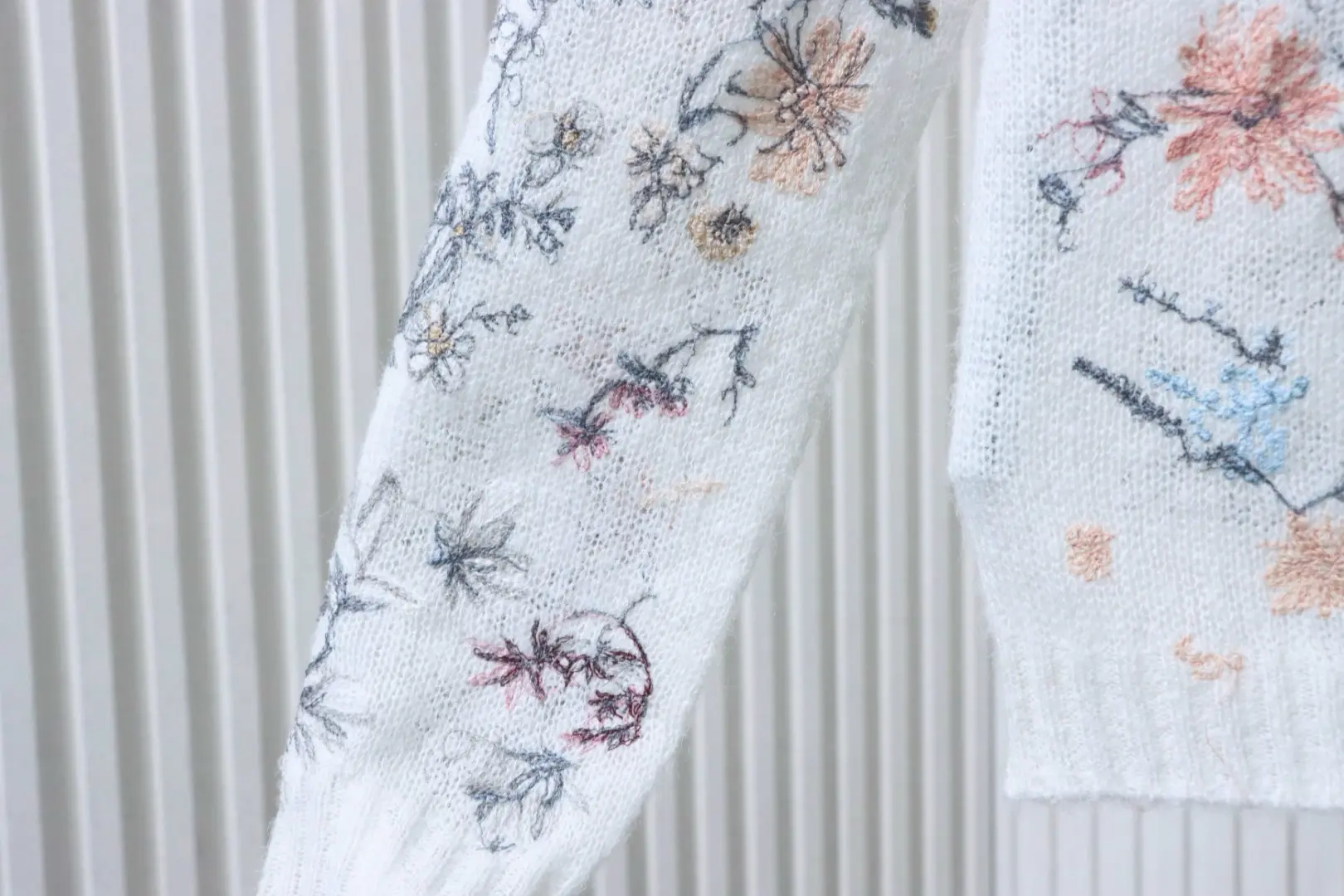 Kaschmirpullover mit floraler Stickerei im Tusche-Stil – Bild 7