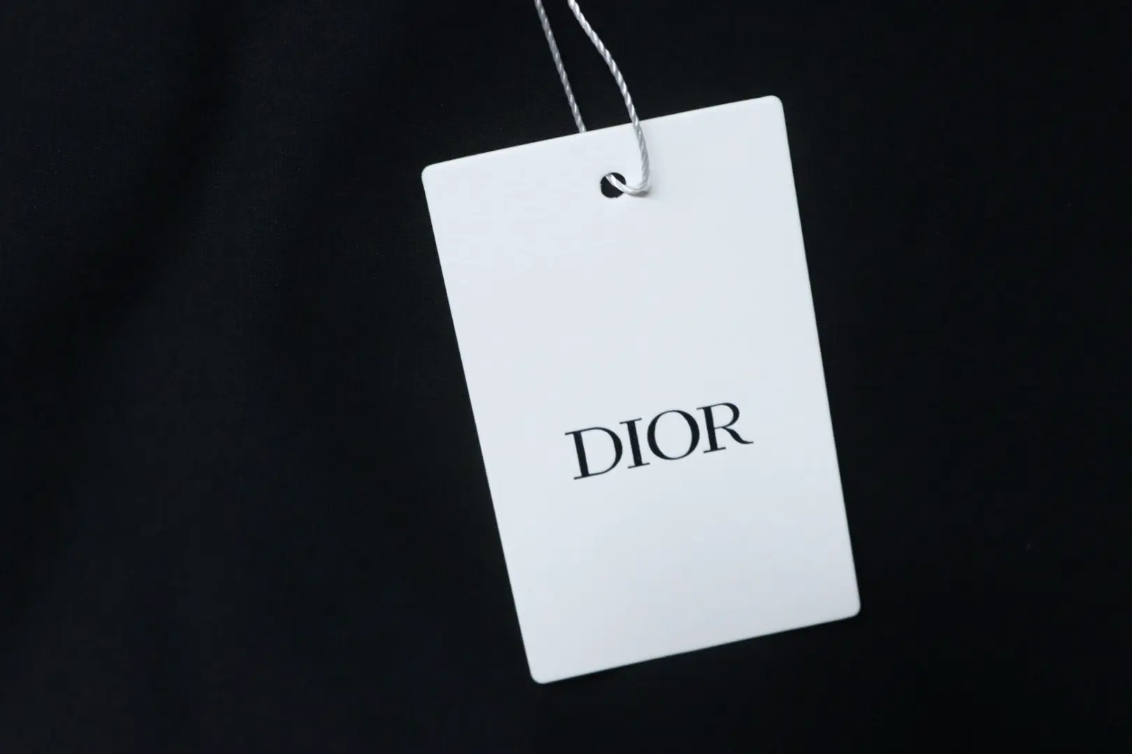 Klassisches Kurzarm-T-Shirt mit gesticktem Schriftzug-Patch – Bild 9