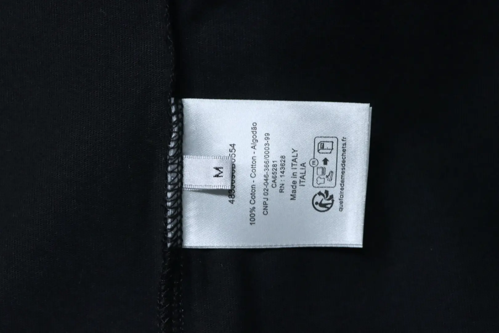 Klassisches Kurzarm-T-Shirt mit gesticktem Schriftzug-Patch – Bild 10