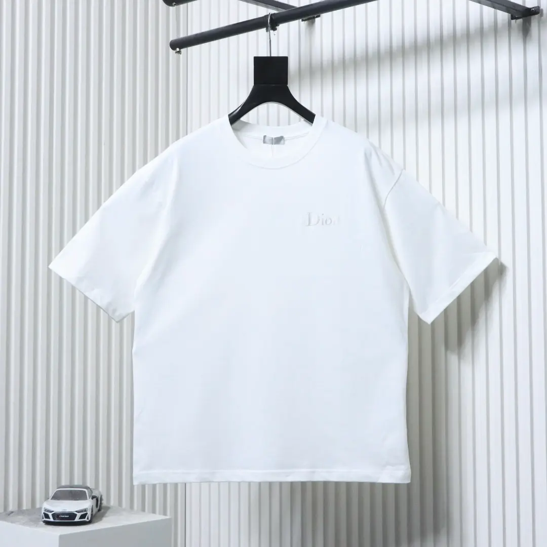 Klassisches Kurzarm-T-Shirt mit gesticktem Schriftzug-Patch – Bild 11