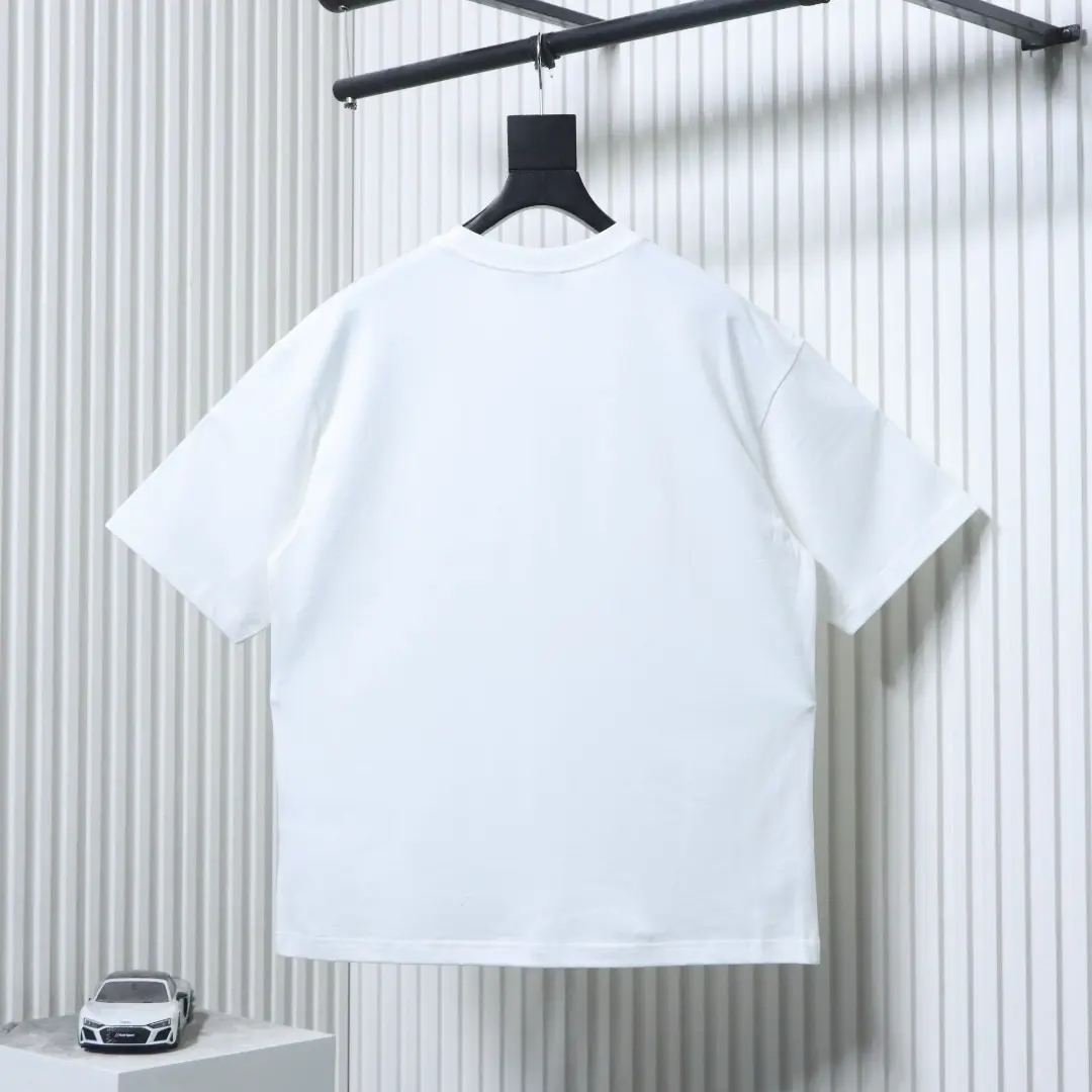 Klassisches Kurzarm-T-Shirt mit gesticktem Schriftzug-Patch – Bild 12