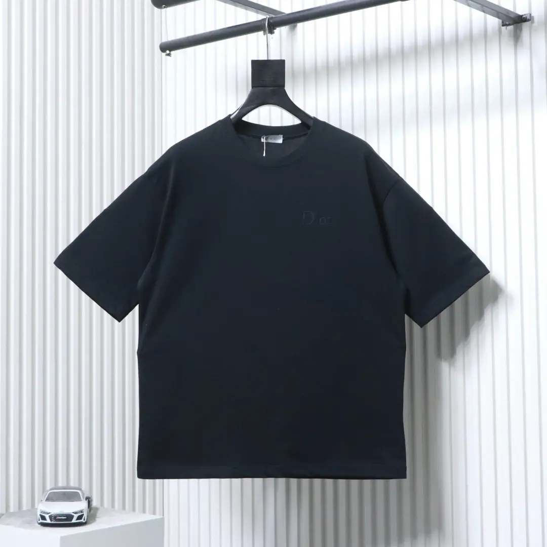 Klassisches Kurzarm-T-Shirt mit gesticktem Schriftzug-Patch