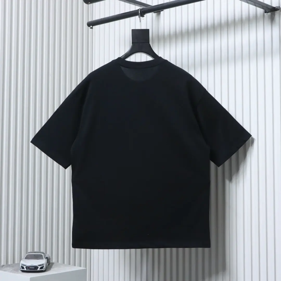 Klassisches Kurzarm-T-Shirt mit gesticktem Schriftzug-Patch – Bild 2