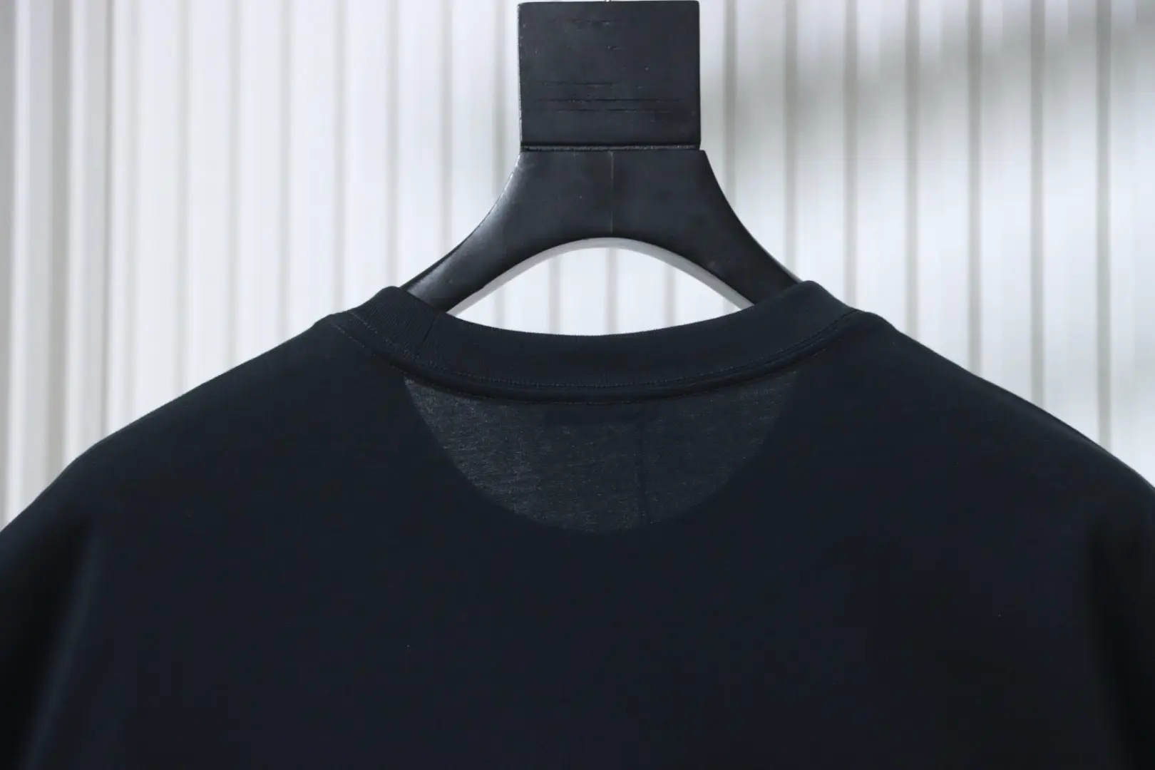 Klassisches Kurzarm-T-Shirt mit gesticktem Schriftzug-Patch – Bild 4