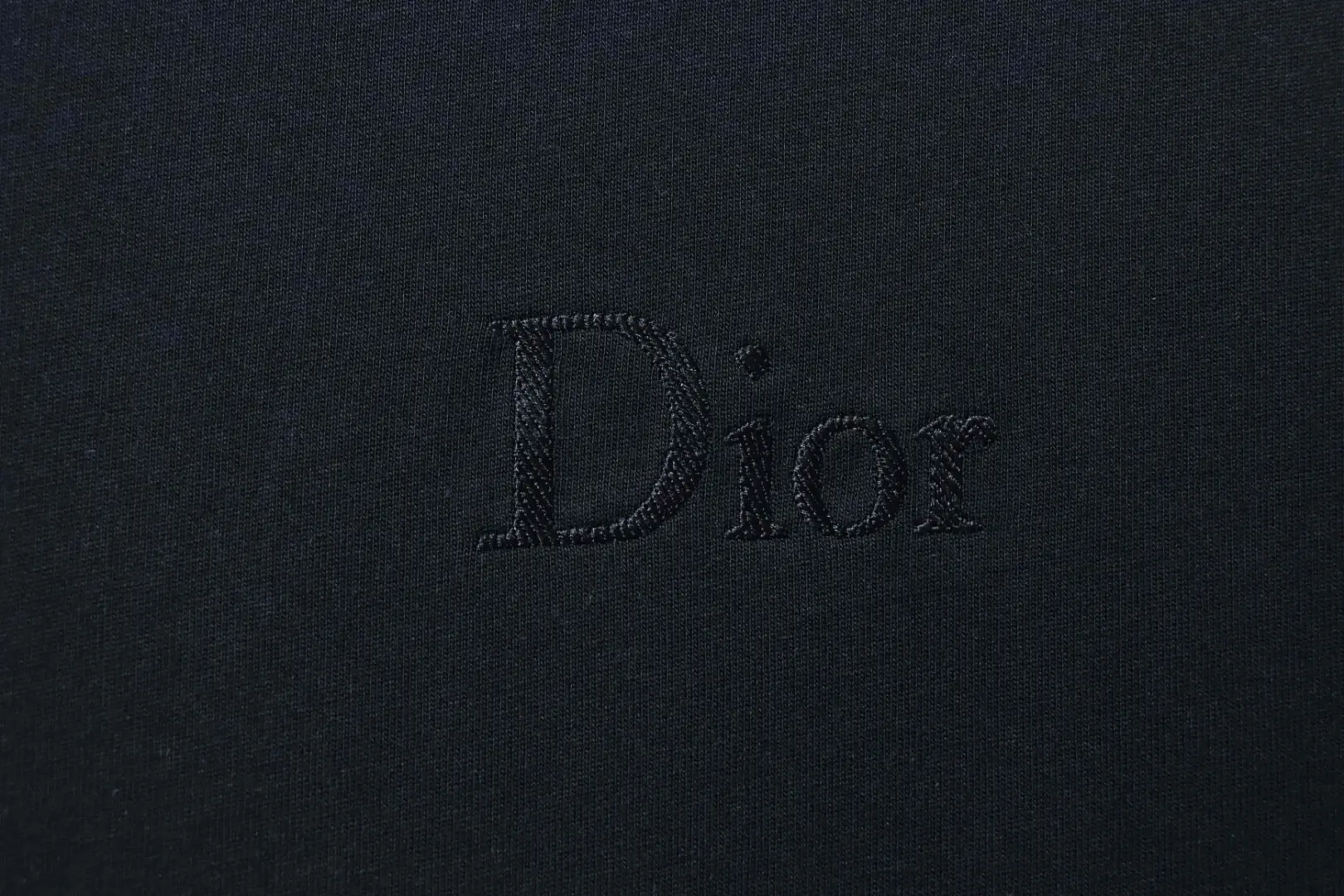 Klassisches Kurzarm-T-Shirt mit gesticktem Schriftzug-Patch – Bild 5