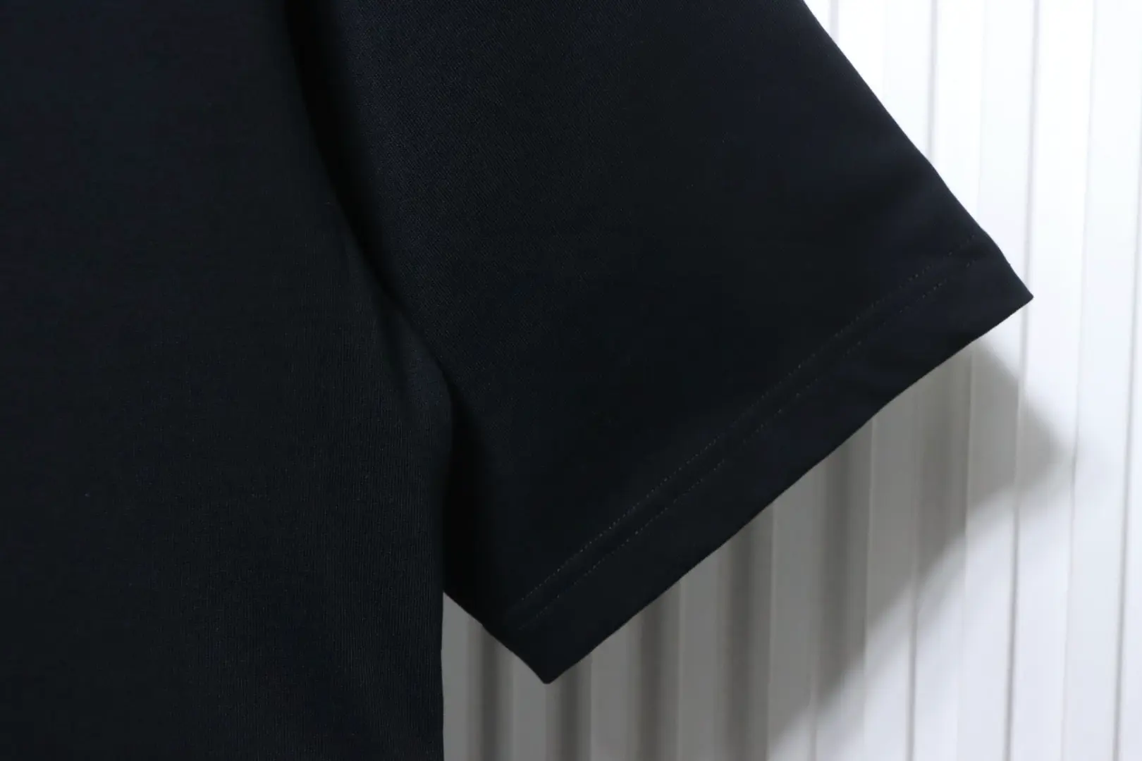 Klassisches Kurzarm-T-Shirt mit gesticktem Schriftzug-Patch – Bild 6