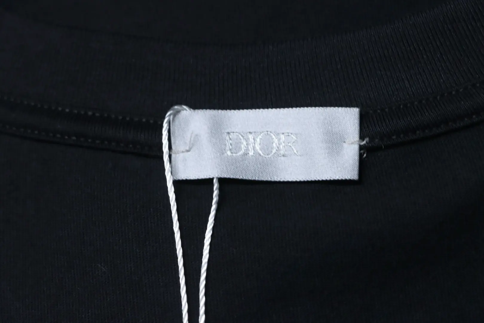 Klassisches Kurzarm-T-Shirt mit gesticktem Schriftzug-Patch – Bild 8