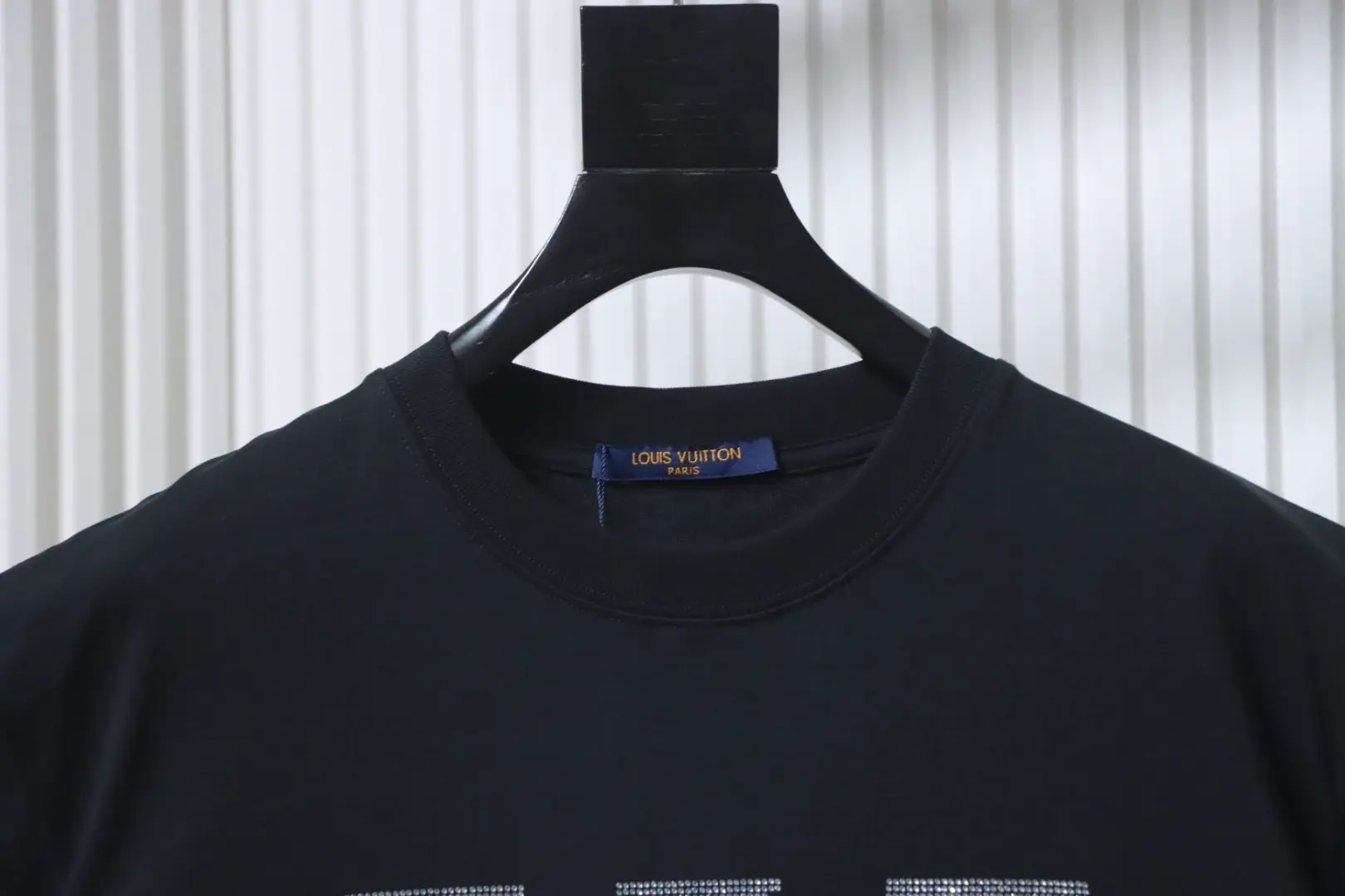 Klassisches Kurzarm-T-Shirt mit großem Strass-Logo – Bild 3