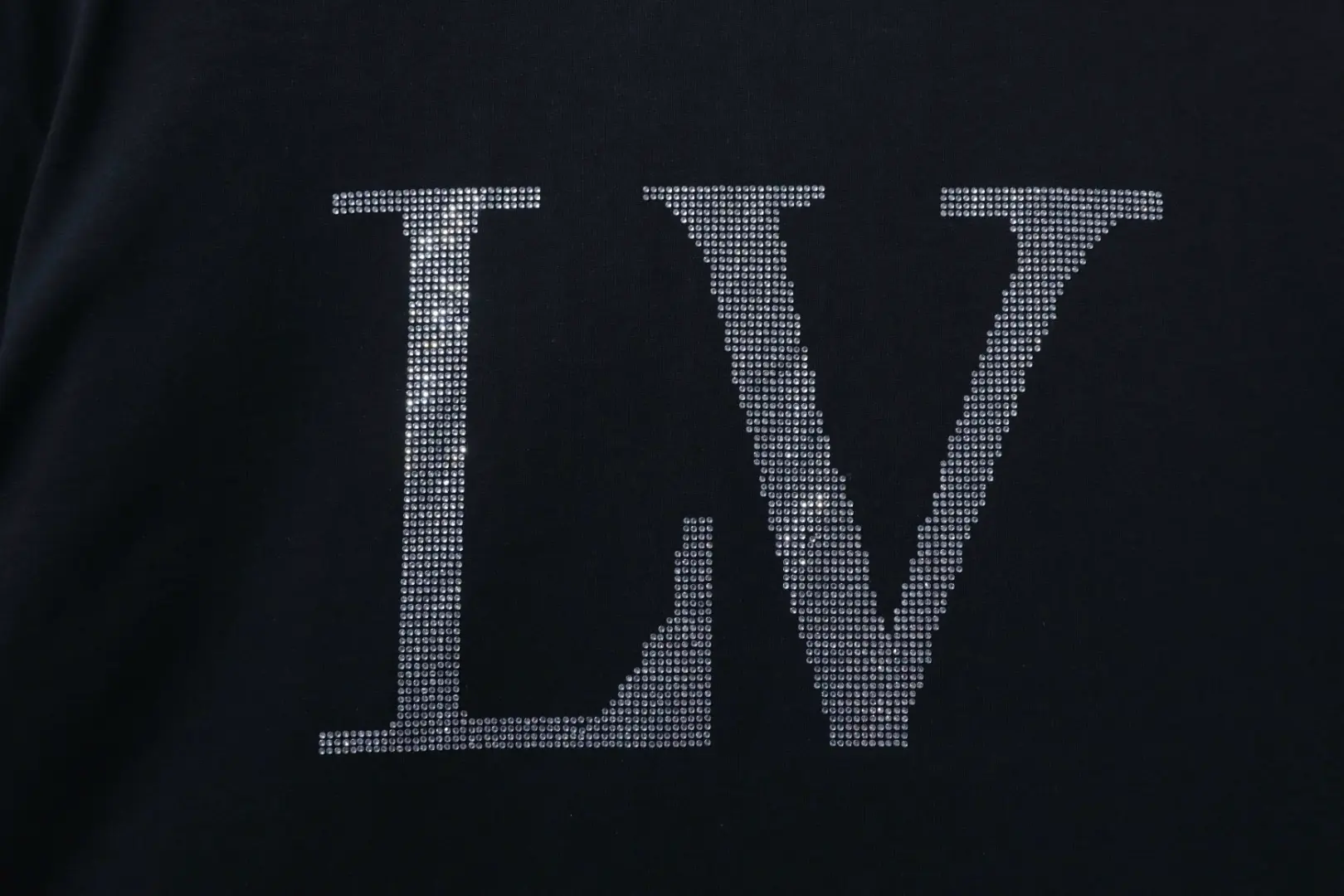 Klassisches Kurzarm-T-Shirt mit großem Strass-Logo – Bild 5