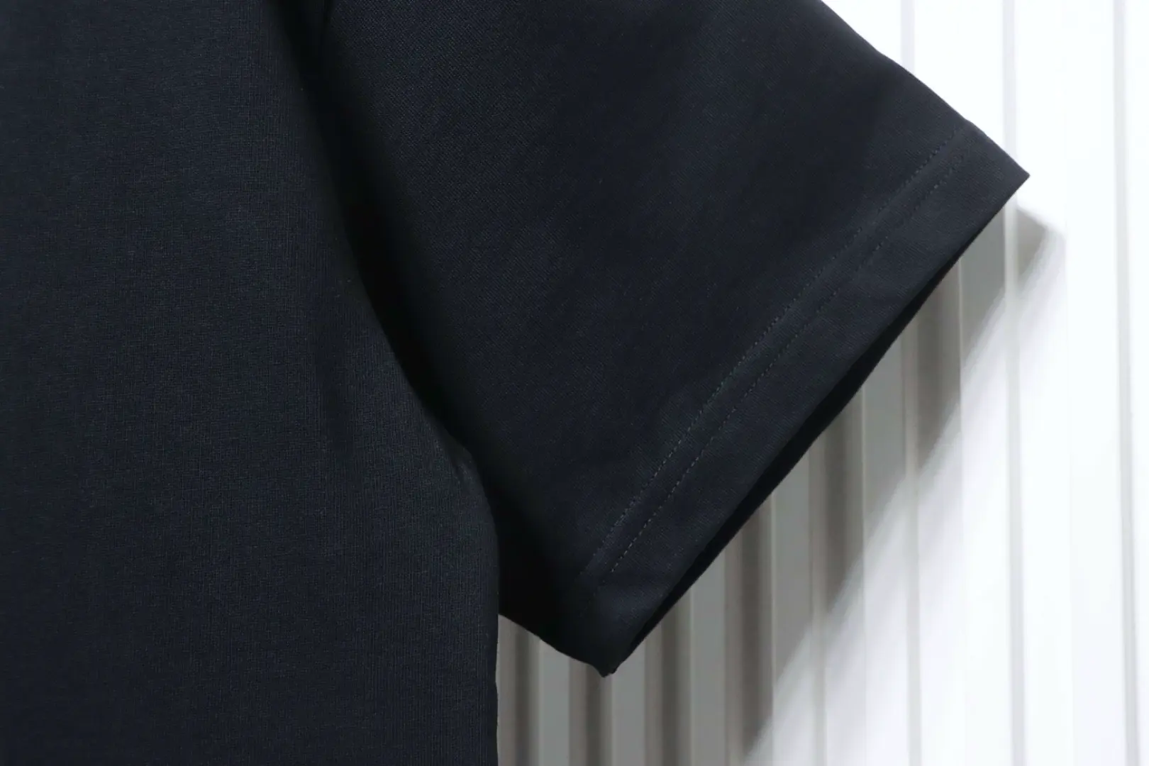 Klassisches Kurzarm-T-Shirt mit großem Strass-Logo – Bild 6