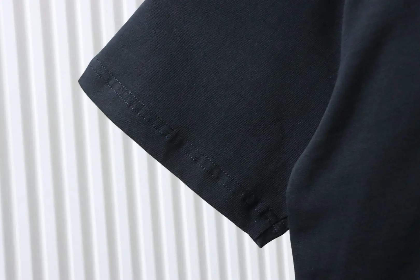 Klassisches Kurzarm-T-Shirt mit großem Strass-Logo – Bild 7