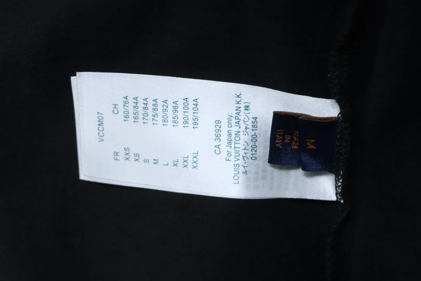 Klassisches Kurzarm-T-Shirt mit großem Strass-Logo – Bild 8