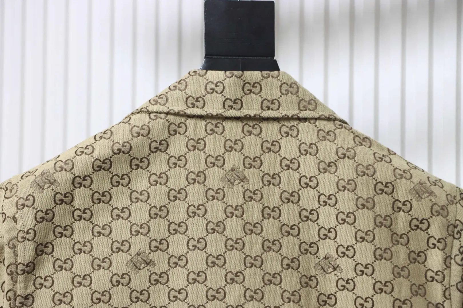 Klassisches Kurzarmhemd mit gesticktem GG-Pferde-Jahresabzeichen – Bild 4