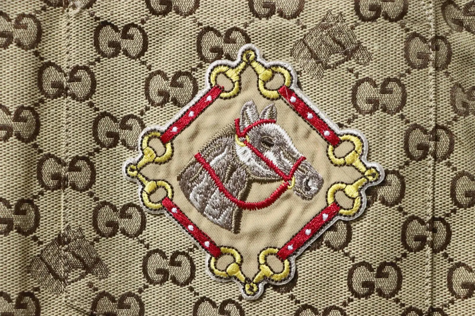 Klassisches Kurzarmhemd mit gesticktem GG-Pferde-Jahresabzeichen – Bild 6