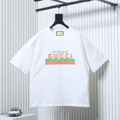 Klassisches, rot-grün gestreiftes Kurzarm-Top mit Buchstaben-Print