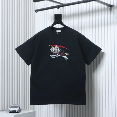 Kurzärmeliges Color-Block-Hemd mit gesticktem Ritter und Schlachtross