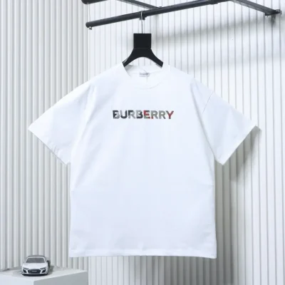 Kurzärmeliges Oberteil mit Farbverlauf-Karo und gesticktem Schriftzug