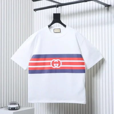 Kurzärmeliges Oberteil mit blauen und roten Streifen sowie verschlungenem Logo-Print