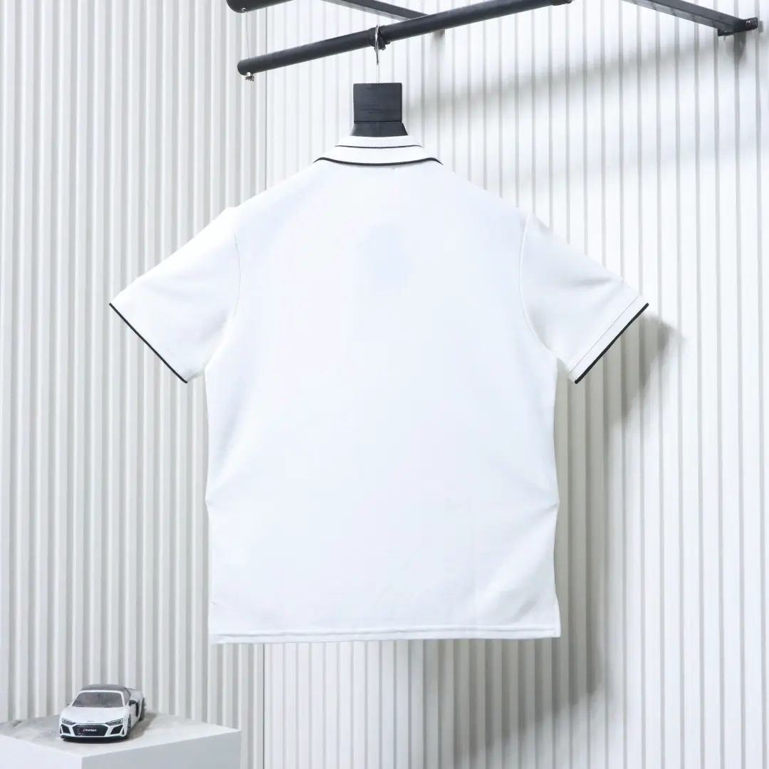 Kurzärmeliges Poloshirt mit gerippter Knopfleiste, Schriftzug, Dreieckslogo und Stickerei – Bild 2