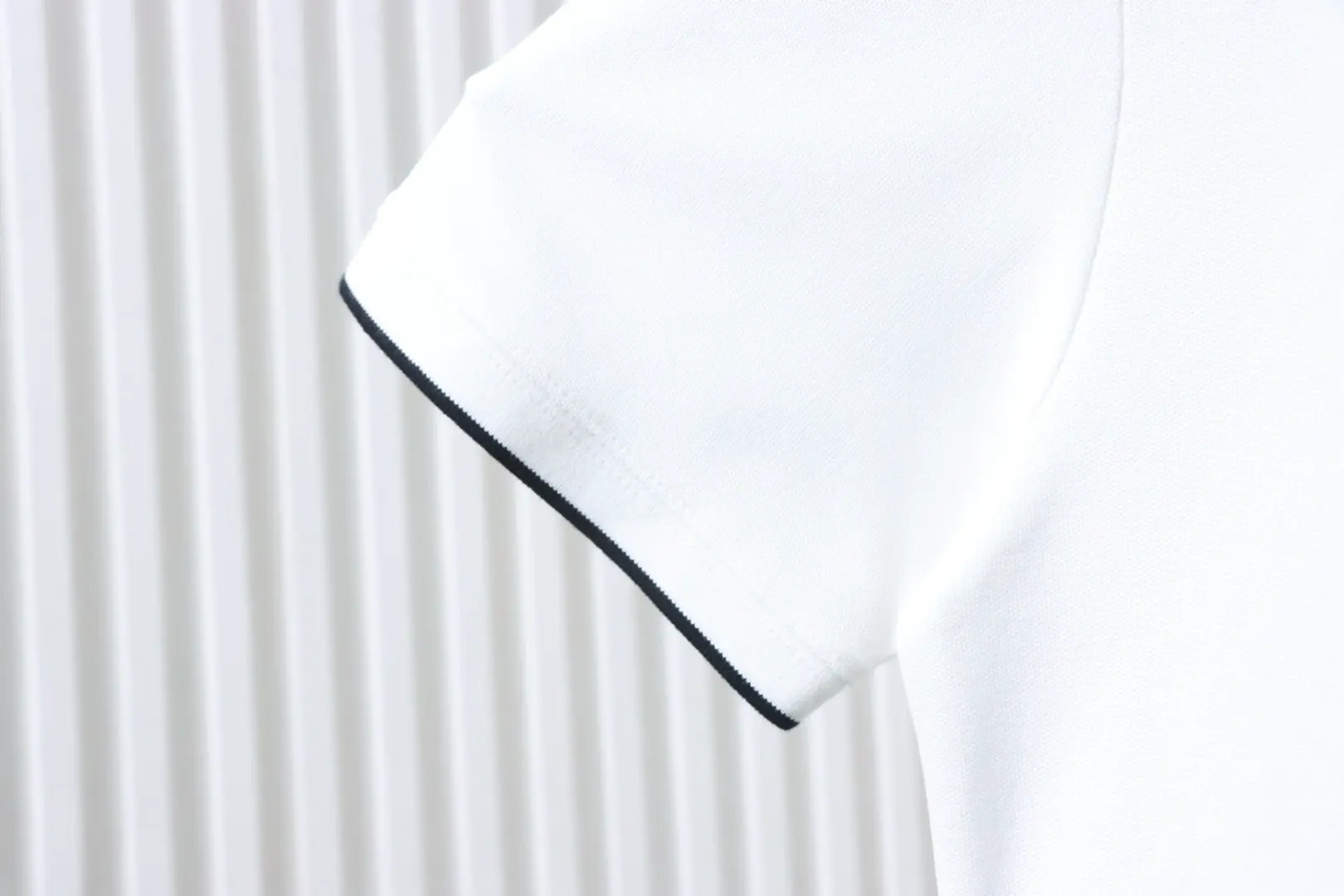 Kurzärmeliges Poloshirt mit gerippter Knopfleiste, Schriftzug, Dreieckslogo und Stickerei – Bild 5