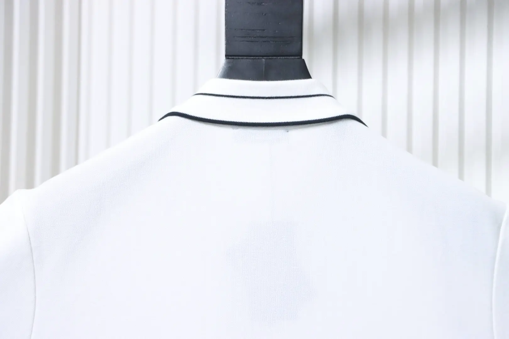 Kurzärmeliges Poloshirt mit gerippter Knopfleiste, Schriftzug, Dreieckslogo und Stickerei – Bild 4