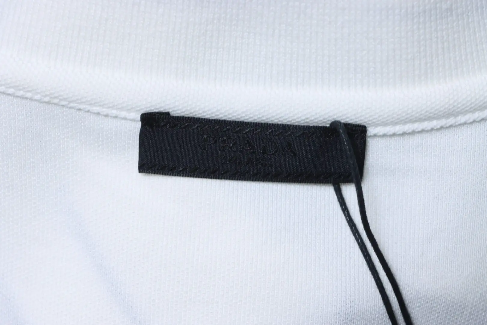 Kurzärmeliges Poloshirt mit gerippter Knopfleiste, Schriftzug, Dreieckslogo und Stickerei – Bild 9