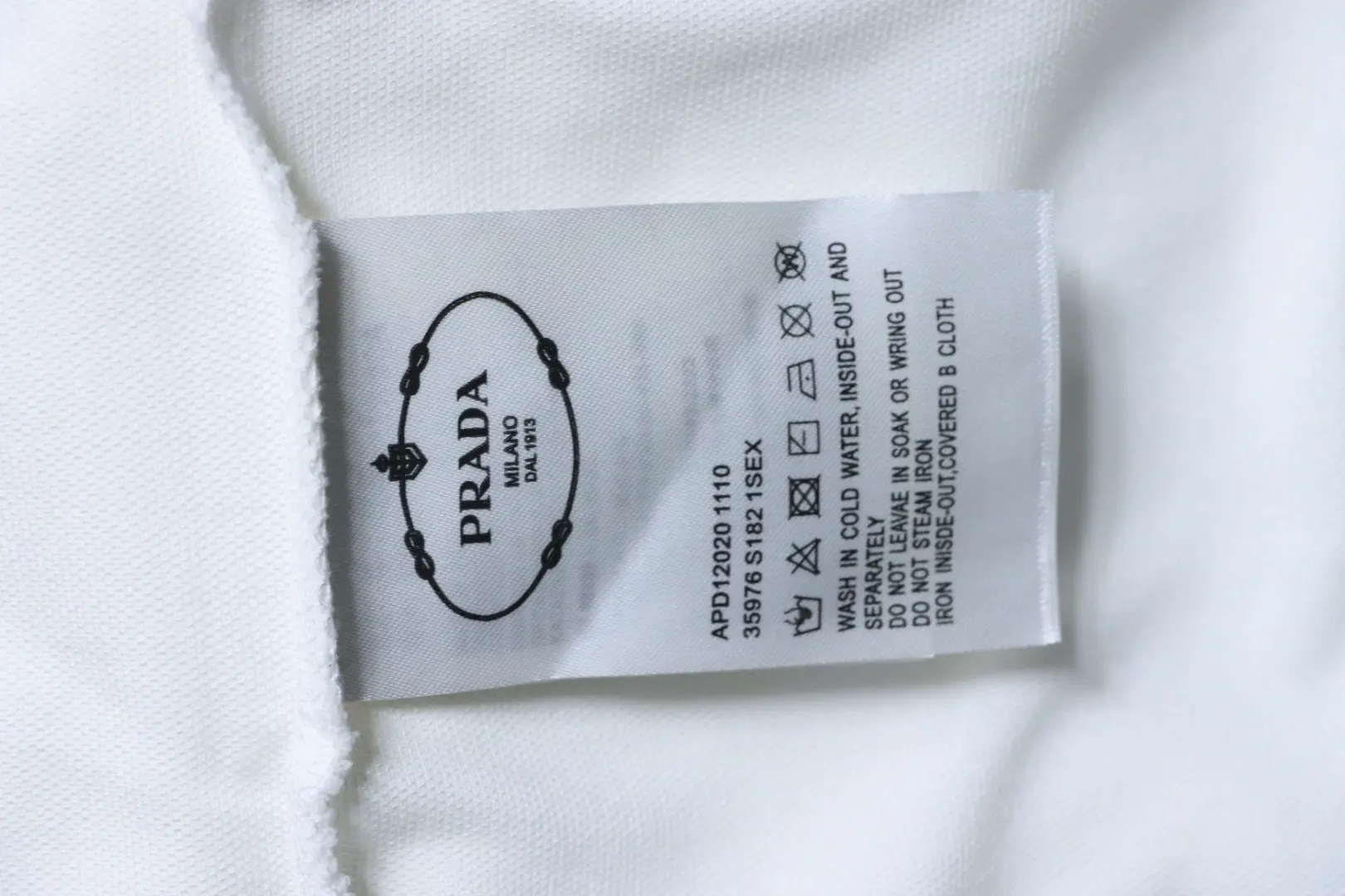 Kurzärmeliges Poloshirt mit gerippter Knopfleiste, Schriftzug, Dreieckslogo und Stickerei – Bild 11