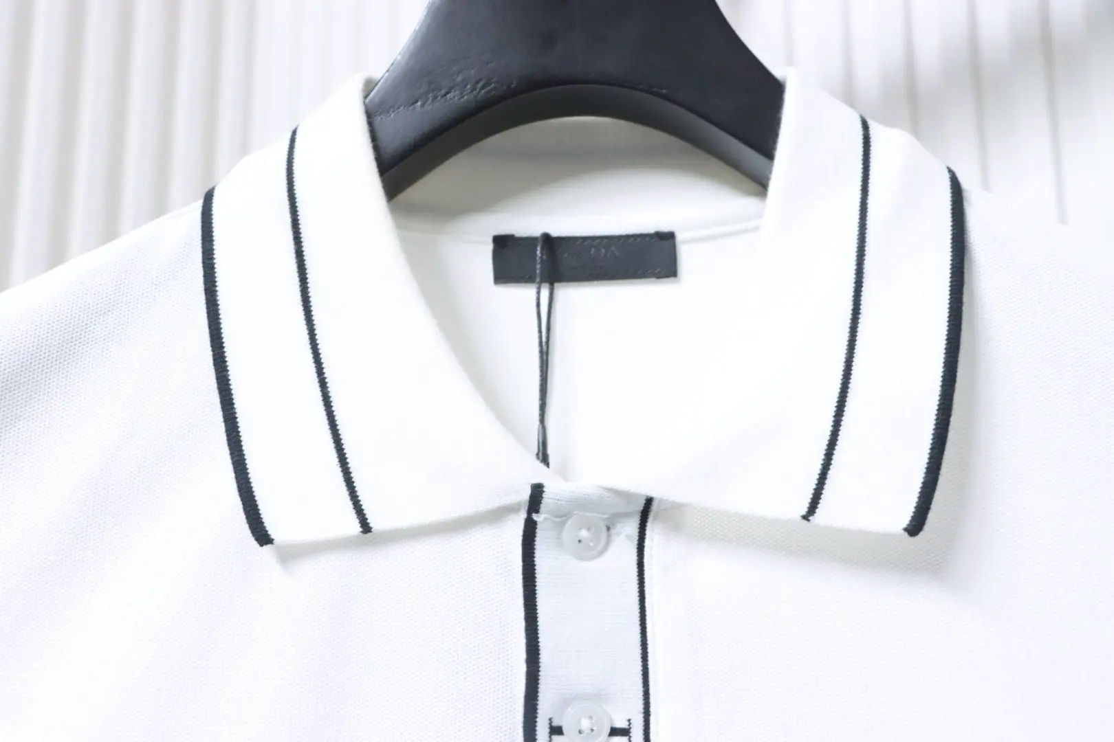 Kurzärmeliges Poloshirt mit gerippter Knopfleiste, Schriftzug, Dreieckslogo und Stickerei – Bild 6