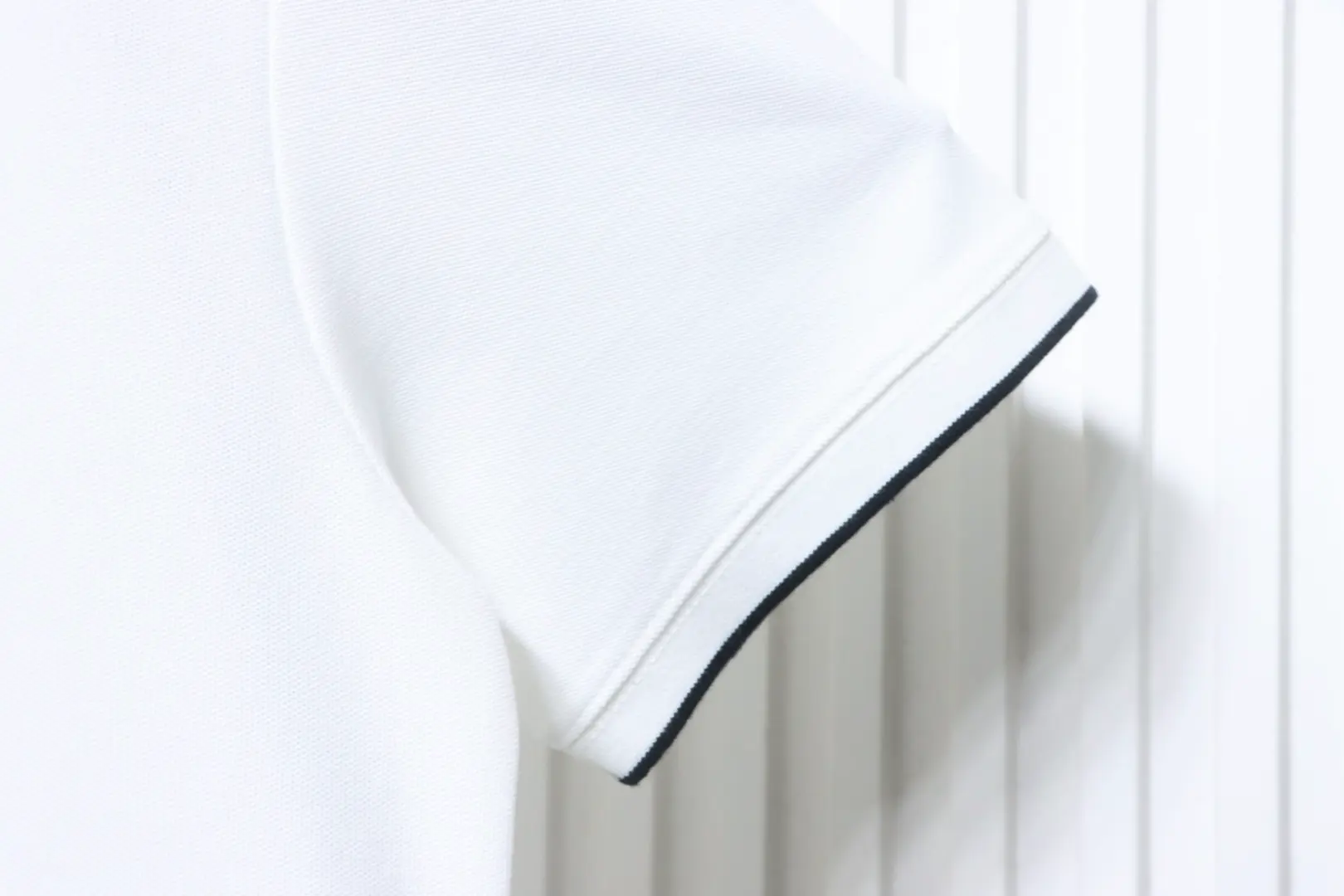 Kurzärmeliges Poloshirt mit gerippter Knopfleiste, Schriftzug, Dreieckslogo und Stickerei – Bild 7