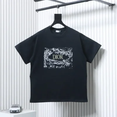 Kurzärmeliges T-Shirt mit floralem Schaumstoff-Buchstabenlogo auf der Brust