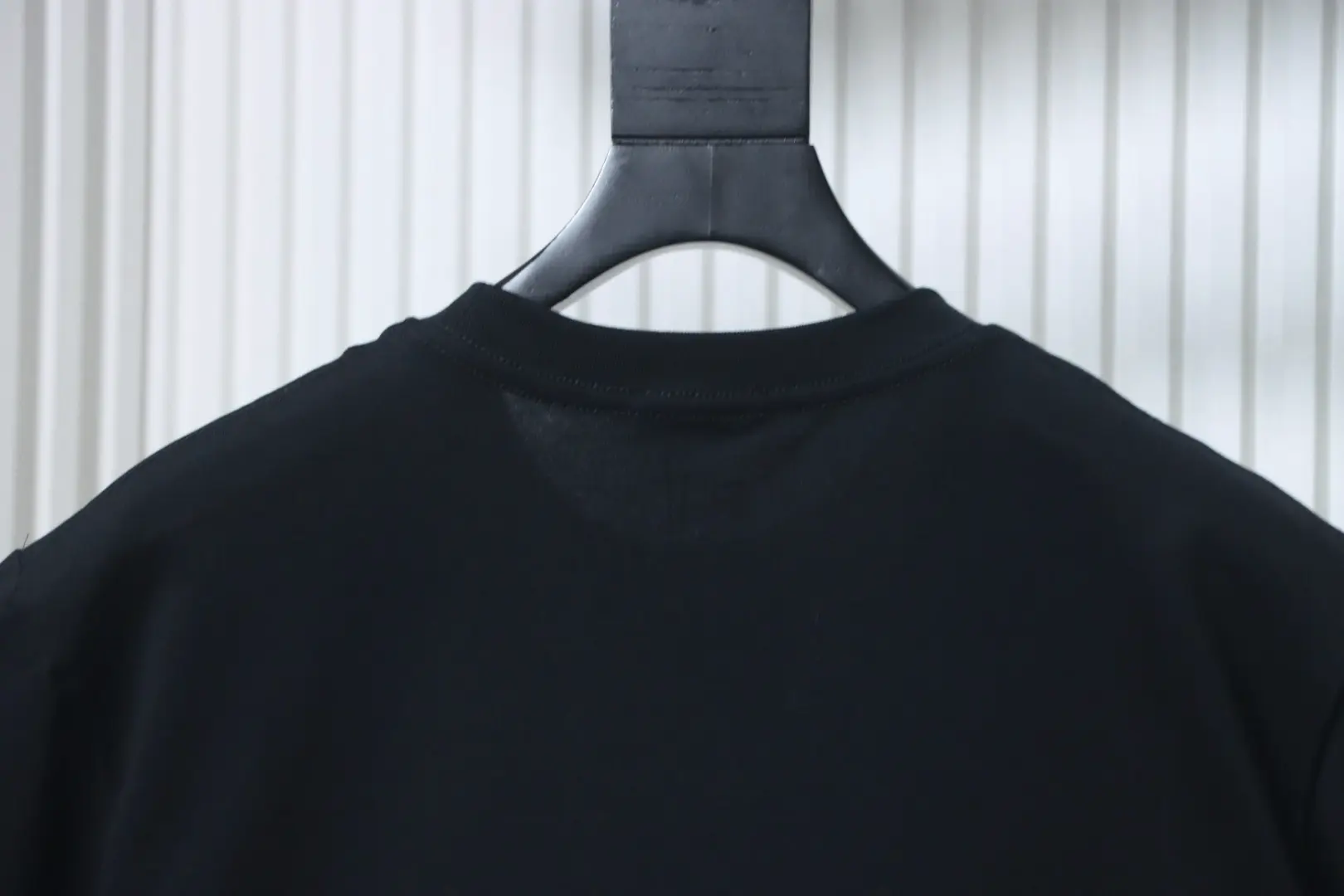 Kurzärmeliges T-Shirt mit gesticktem Doppel-G-Schriftzug auf der Brust – Bild 4