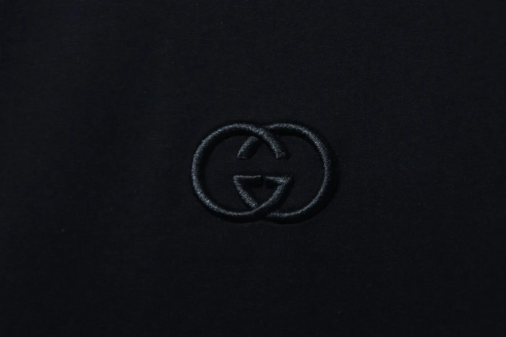 Kurzärmeliges T-Shirt mit gesticktem Doppel-G-Schriftzug auf der Brust – Bild 5