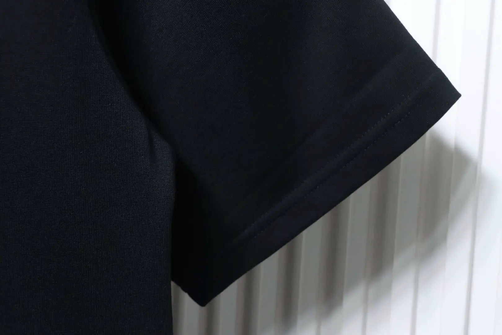 Kurzärmeliges T-Shirt mit gesticktem Doppel-G-Schriftzug auf der Brust – Bild 6