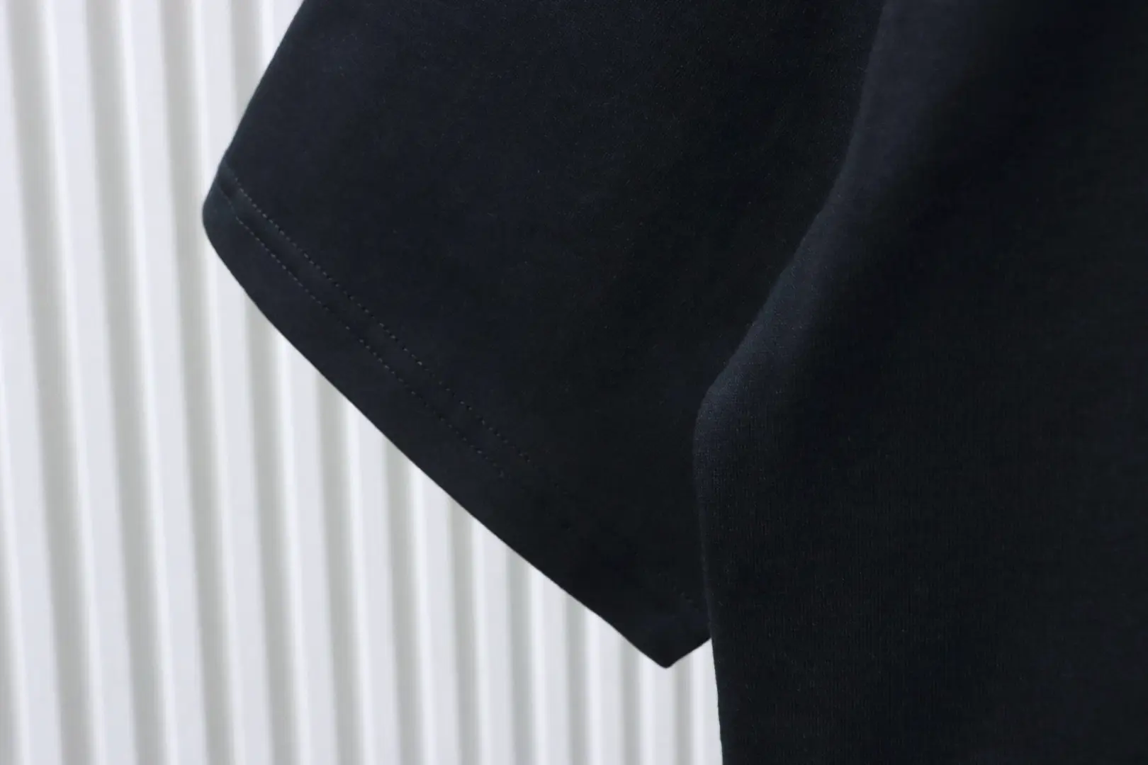 Kurzärmeliges T-Shirt mit gesticktem Doppel-G-Schriftzug auf der Brust – Bild 7