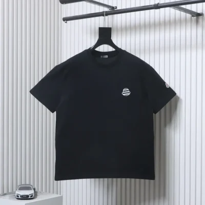 Kurzärmeliges T-Shirt mit gestreiftem, gesticktem Logo auf der Brust